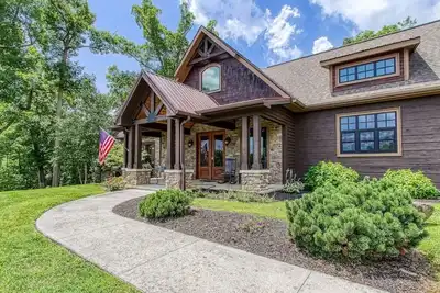 Image de …Stunning 4bd Luxury Lodge! …Huge Yard…Game Room! …