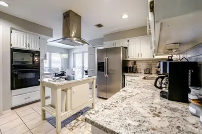 Image de Luxury! charming home w garage. Near Fiesta, Rim & la Cantera! Sleeps 8