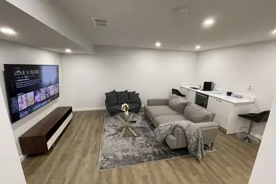 Image de Cheerful 1-bedroom home with free parking space on the street