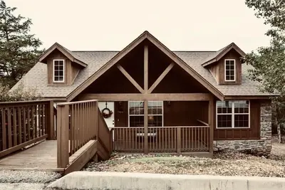 Image de Spring is here! Come stay with us! Two master king suites. Gated golf community.