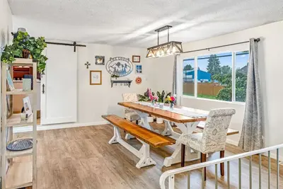 Image de Hot Tub and Spacious Backyard Close to Lake!