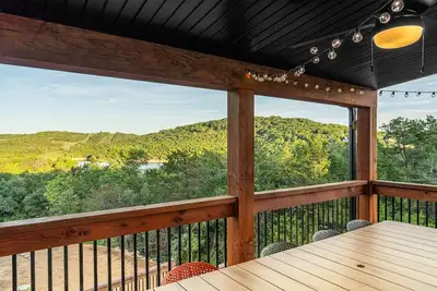 Image de Brand New! Lake View with Hot Tub & Arcade Game Room! Indoor and Outdoor Pool!