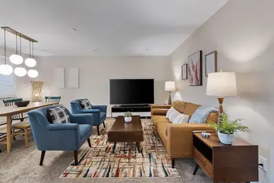 Image de East Side Oasis with Hot Tub