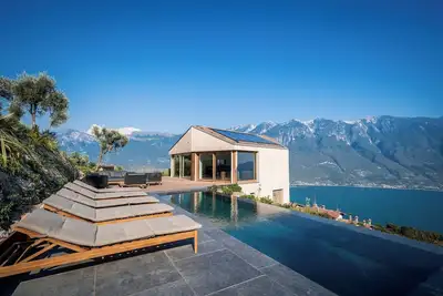 Image de \"Villa Arias\" avec vue sur le lac, piscine et Wi-Fi.