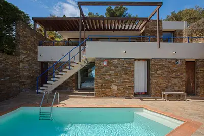 Image de Maison de vacances avec vue sur la mer, piscine privée et climatisation.