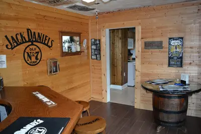Image de 5-minute walk to the Square or Jd Distillery; 15-minute drive to Tim's Ford Lake