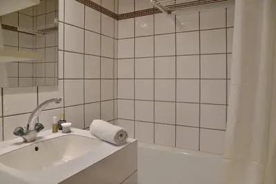 Image de 50m du centre station, 2ème étage, vue pistes de ski, balcon, télévision, casier à ski, 28m²