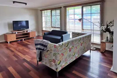Image de Spacious and cozy home next to Glen Waverley