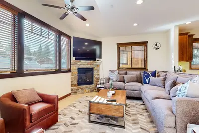 Image de Pet-Friendly 5 Star Townhome, Hot Tub & Gas Grill, Short Walk to The Village!