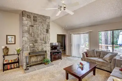 Image de Modern, Serene and Beautiful 2 bedroom home, with amazing deck. - 271 Tamarack