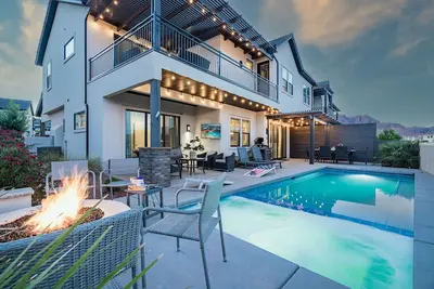 Image de O-68| Private Pool & Hot Tub * Ev charger *Firepit * 4 king beds!