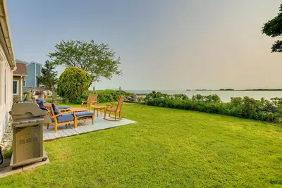 Image de Waterfront Cottage w\/ Sunroom + Patio & Grill