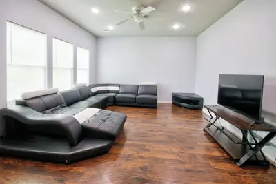 Image de New! Welcoming Texas City Home ~ 6 Mi to Beach!