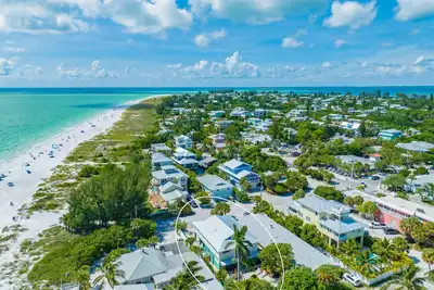 Image de The Sunset Place- Unbeatable location. Gorgeous Sunsets. Updated Coastal Gem