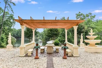 Image de Majestic Lake Estate + Views, Outdoor Fireplace, Dock ⛵💖