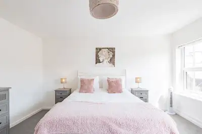 Image de Pet friendly cottage, a stone's throw away from the beach.