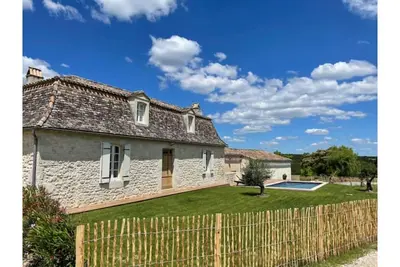 Image de Longère en pierres avec piscine privative chauffée