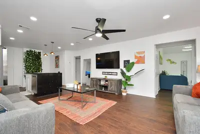 Image de ✵Hidden Gem Safari✵| Home w/ Backyard ⮕ Midtown