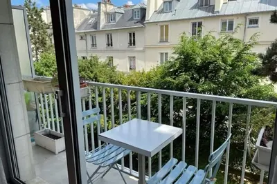 Bright and Quiet large studio Bouchardon Street