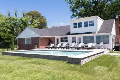 Image de Luxury Waterfront Retreat with in ground pool and close to town