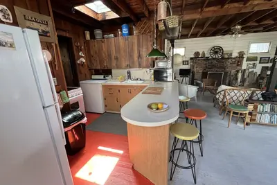 Image de charming retro fire island cottage, steps to beach
