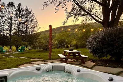 Image de Cozy home w/ hot tub & huge fenced yard & firepit!