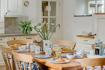 Image de Pretty Converted Stable Block. Village Centre, close to Lost Gardens of Heligan