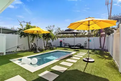 Image de Close to beach, private heated pool, bikes, beach chairs & more!