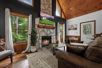 Image de Romantic Smoky Mtn Cabin • Hot Tub • Creekside • Near Dollywood • 1mi 2Pkwy