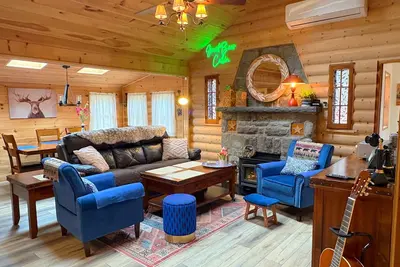 Image de EnchantingCabin-HugeDeck, Firepit, nearby Lakes, Hiking Trls & BethelWoods Fun
