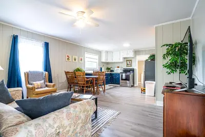 Image de Charming Cottage with Trees Galore