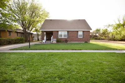 Image de Cozy 3br/2ba remodeled bath / park view and yard games! \nDiscounts given here.