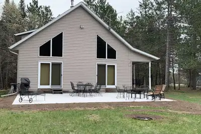 Image de Beautiful Home on 2 wooded acres near lake & recreation trails