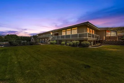 Image de Wenatchee Mansion. 6500 sqft, pool, hot tub, 7 Br, theater, billiards and more!