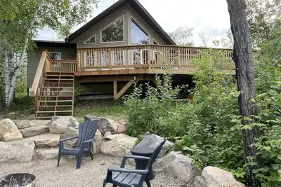 Image de Cozy wooded cottage, with stunning tree-top views & 3 mins from the beach!