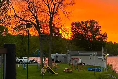 Image de Beautiful Upper Suite on Nelson Lake with Balcony & Lakeviews!