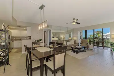 Image de 2/2 Condo on Siesta Key ~ Partial Water Views!