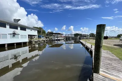 Image de Big Daddy and Bb's Tiki Marina Cottage. Bring your boat! Fish! Eats!