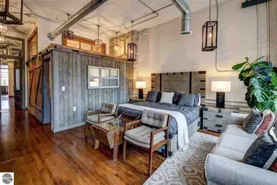 Image de Downtown Luxury Traverse City Loft on State Street