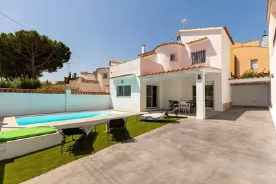 Image de Barcelona 5 : Maison avec parking et piscine privée d'eau salée