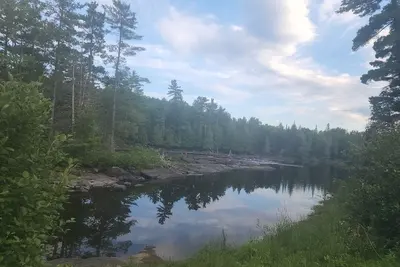 Image de Cozy trailer right on the Madawaska River