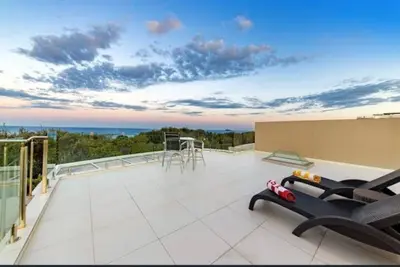 Image de Absolute Beachfront Luxury home with amazing views