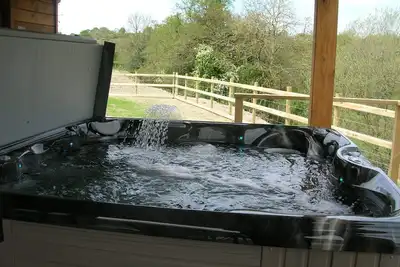 Image de Woodland Lodge - A Five star luxury lodge with hot tub under cover.
