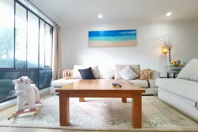 Image de Cheerful 4-bedroom home with natural backyard