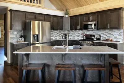 Image de Beautiful hand-crafted log cabin on Horse Creek one block off Main Street.