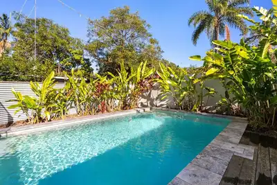 Image de Styled tropical home w pool