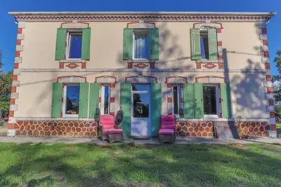Image de Les Maisons Des Houssats avec piscine partagée et terrasse privée.