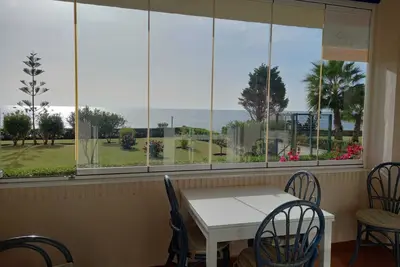 Image de Appartement de vacances en front de mer avec vue sur la mer, terrasse couverte et Wi-Fi.