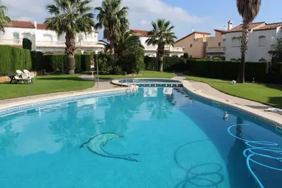 Image de Villa 'Casa Luzia' avec vue sur les montagnes et la mer et piscine partagée.