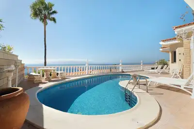 Image de Maison de vacances 'House Carla Pool Private' avec vue sur la mer, piscine chauffée et Wi-Fi.